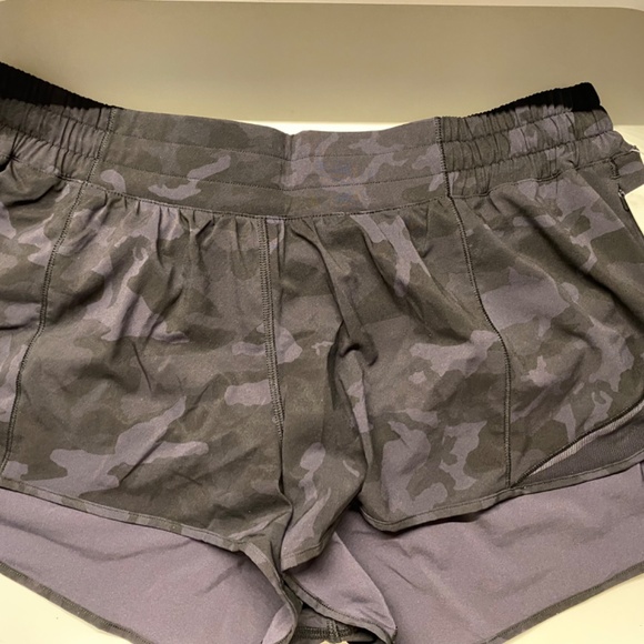 Lululemon Hotty Hot Short Il 2.5" (New) - Picture 2 of 2